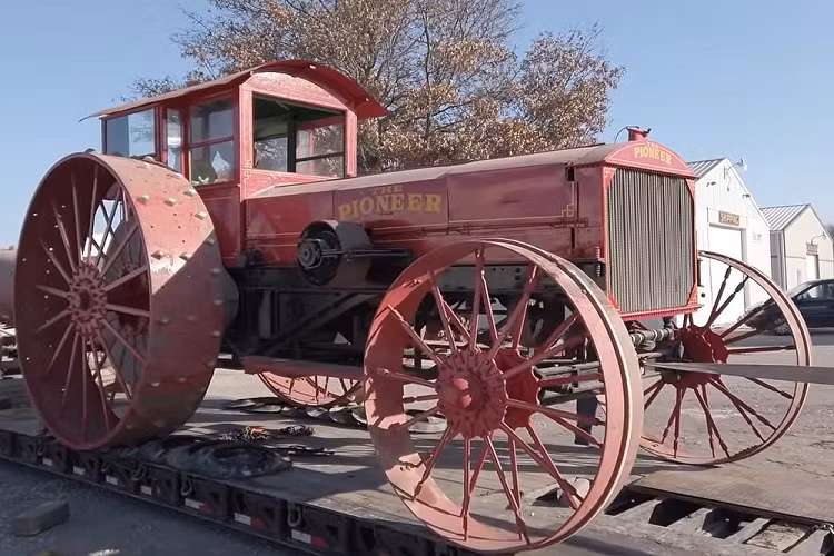 Mặc dù chiếc máy kéo này đã được cung cấp khoảng 17 năm trên thị trường, nhưng chỉ có 14 chiếc trong số đó được biết là còn tồn tại cho tới bây giờ. Chiếc này có lẽ là một trong số ít vẫn có thể chạy và lái được. Nó đã trải qua hàng thập kỷ trong một viện bảo tàng cho đến năm 1993, và rồi được phục chế hoàn toàn vào năm 1997.