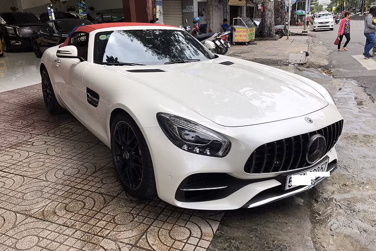 Tại sự kiện ở Phan Thiết, chiếc xe thể thao Mercedes-AMG phiên bản GT Roadster cũng được mang ra trưng bày cùng với các siêu xe đắt đỏ khác của doanh nhân 8X này như Ferrari 360 Spider, Ferrari F430 Spider, Ferrari 458 Spider, Ferrari 458 Italia, Ferrari 458 Speciale, Ferrari F12 Berlinetta, Ferrari California T, Aston Martin Vanquish, Lamborghini Gallardo, Lamborghini Gallardo LP570-4 Spyder Performante, Lamborghini Aventador LP700-4, Audi R8...