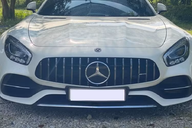 Tại một sự kiện siêu xe được tổ chức ở Phan Thiết, tỉnh Bình Thuận vừa qua đã thu hút dàn siêu xe, xe siêu sang và xe thể thao hơn 15 chiếc có mặt. Khá thú vị là dàn xe này chỉ thuộc sở hữu của một doanh nhân 8X kinh doanh trong lĩnh vực bất động sản. Vài năm trở lại đây, doanh nhân này đã chi ra vài trăm tỷ đồng để sắm dàn siêu xe - mới đây nhất là chiếc Mercedes-AMG GT Roadster hàng độc.