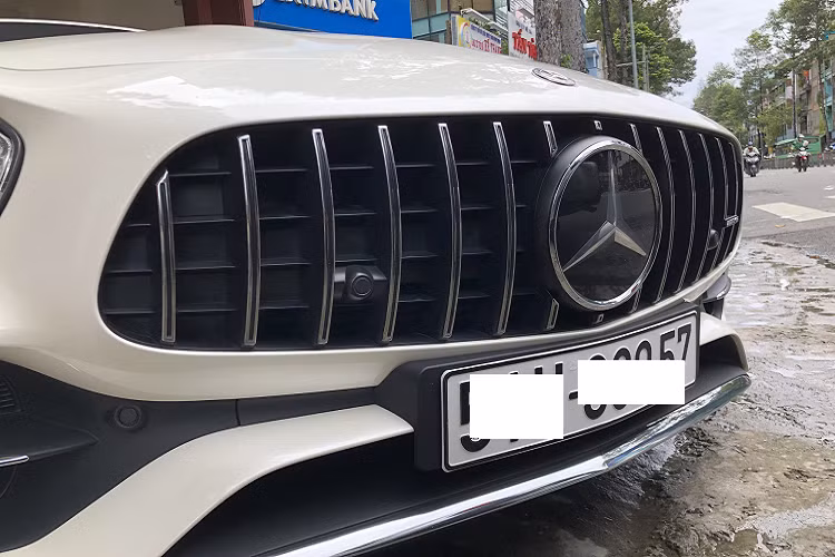 Chiếc Mercedes-AMG GT Roadster có một không hai tại dải đất hình chữ S được mang về nước vào năm 2017 theo hình thức phân phối chính hãng và đã có một doanh nhân Hà Nội đặt hàng từ trước, tuy nhiên, sau vài năm sở hữu xe được mang vào Sài thành định cư trước khi chuyển lại ra Hà Nội. Sau đó, ông chủ công ty nhập khẩu tư nhân ở trong Nam đã bay ra Hà Nội để mua xe và mang vào lại Sài thành