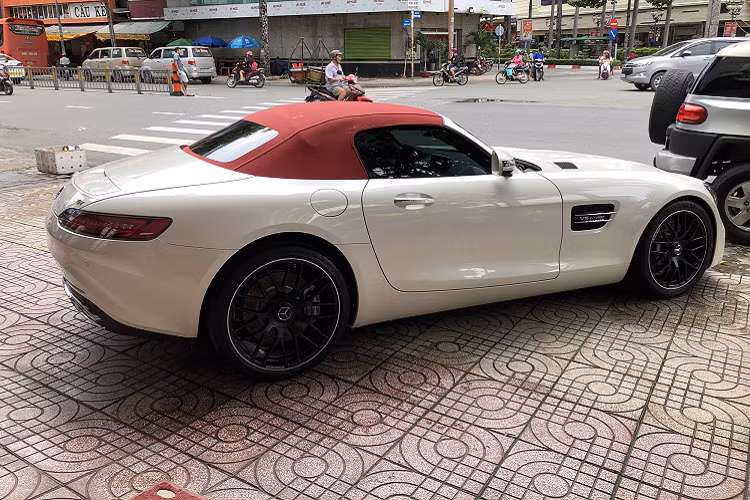 Mercedes-AMG GT Roadster có phần mui mềm với cấu trúc nâng hạ 3 lớp, được làm từ sự kết hợp giữa ma-giê, thép và nhôm để giảm trọng lượng. Nhờ đó, Mercedes-AMG GT Roadster chỉ nặng 1.595 kg trong khi GTC Roadster có trọng lượng 1.660 kg.