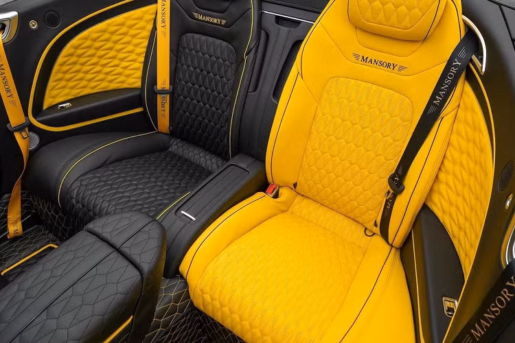 Đặc biệt hơn, phong cách chuyển màu cũng được mang vào khoang nội thất khi các chi tiết nội thất xe cũng được đồng bộ hóa, các ghế ngồi bên phải được bọc da màu đen, các ghế ngồi bên trái lại màu vàng.