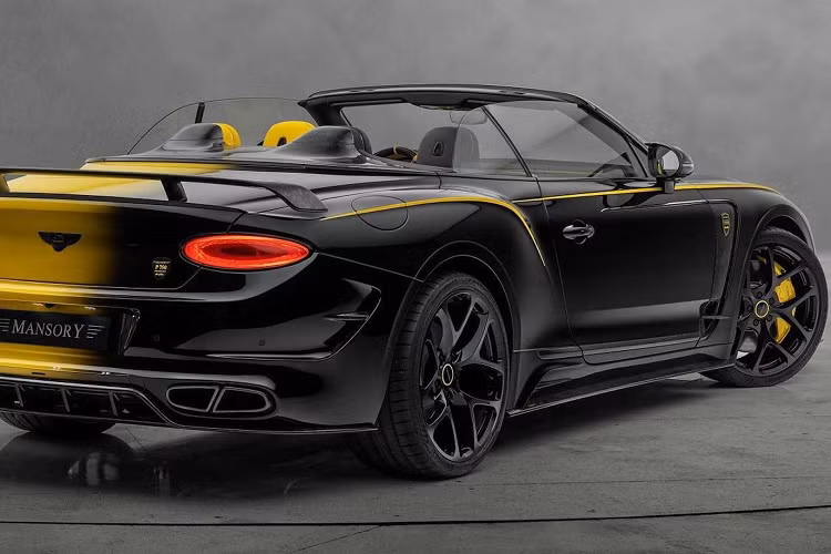 Ở ngoại thất, khoảng ¼ xe Vitesse Continental GTC độ Mansory được sơn màu đen theo chiều dọc, ở giữa là đường chuyển màu nhẹ tạo hiệu ứng. Phần còn lại được sơn màu vàng nổi bật.