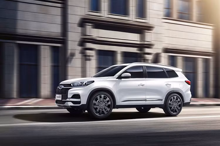 Nếu Chery Tiggo 8 Pro mở bán tại Việt Nam, nhiều khả năng xe sẽ cạnh tranh với các đối thủ “sừng sỏ” như: Hyundai SantaFe, Kia Sorento, Toyota Fortuner… trong phân khúc SUV cỡ lớn. Dự kiến giá xe về đến tay người dùng Việt Nam sẽ khoảng trên dưới 1 tỷ đồng.