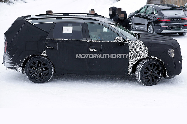 Ngoài ra, thiết của bộ mâm cũng là chi tiết có sự thay đổi ở Kia Sorento 2024 facelift. Phần đuôi của xe nhiều khả năng vẫn được giữ nguyên như bản tiền nhiệm. Tuy nhiên theo nhiều dự đoán, rất có thể hãng xe Hàn Quốc sẽ bổ sung thêm dải LED kéo dài ngang đuôi xe.