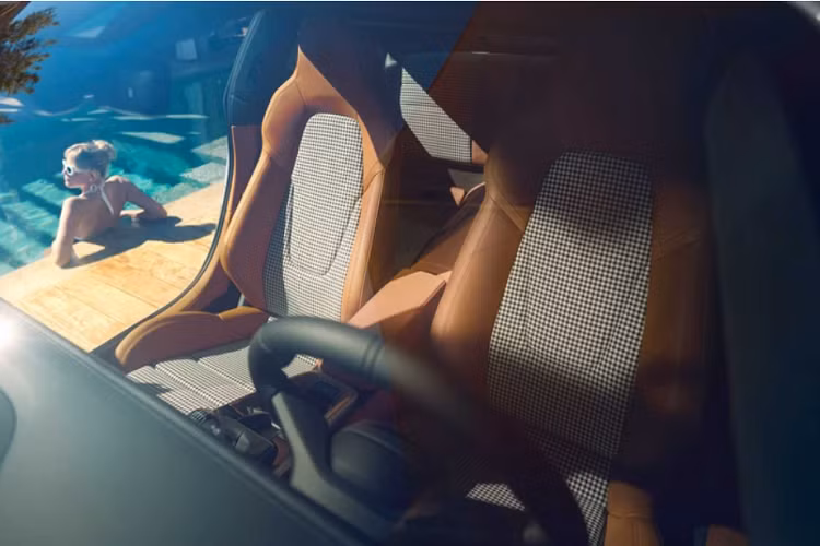 Logo Porsche xuất hiện ở cả bên trong và bên ngoài gợi lại một số thiết kế của thương hiệu. Ngoài ra, bộ mâm Fuchs cổ điển kích thước 20/21 inch trên Porsche 911 Sport Classic 2023 cũng rất đáng chú ý.