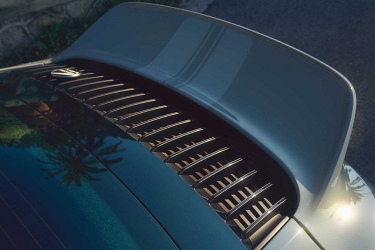 Đối với nội thất, Porsche 911 Sport Classic 2023 sử dụng da bán anilin (được dùng lần đầu tiên trên 918 Spyder, kết hợp với đệm ghế vải, tấm cửa bằng vải và các bề mặt trang trí ốp gỗ...đây phong cách nội thất xe ô tô của những năm 1960 - 1970.