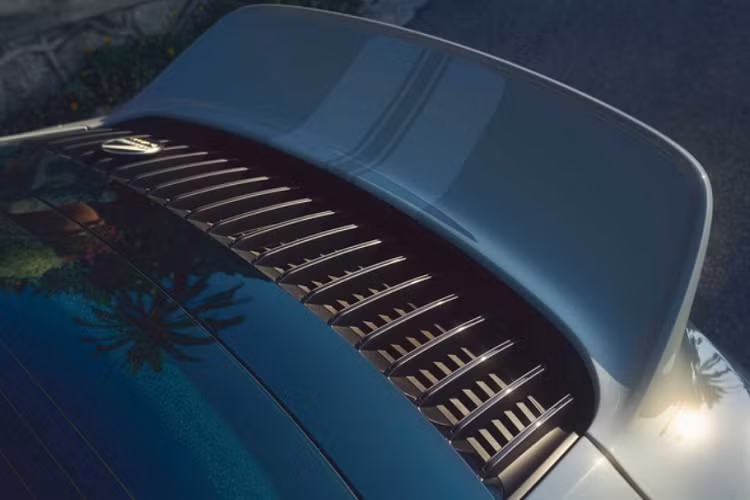 Đối với nội thất, Porsche 911 Sport Classic 2023 sử dụng da bán anilin (được dùng lần đầu tiên trên 918 Spyder, kết hợp với đệm ghế vải, tấm cửa bằng vải và các bề mặt trang trí ốp gỗ...đây phong cách nội thất xe ô tô của những năm 1960 - 1970.