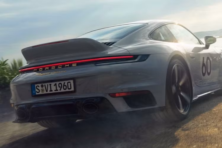 Mức giá xe Porsche 911 Sport Classic 2023 chưa công bố, nó vẫn có cấu hình 4 chỗ vì mục tiêu của 911 Sport Classic không phải là một chiếc xe thể thao mạnh mẽ mà là một chiếc xe có cảm giác lái hoàn toàn thú vị.