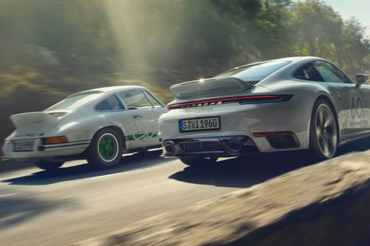 Về thiết kế, Porsche 911 Sport Classic 2023 sở hữu phần thân rộng với các vòm bánh xe loe và cánh gió đuôi vịt phía sau lấy cảm hứng từ chiếc 911 Carrera RS của những năm 1970. Trong khi đó, phần mái bong bóng kép làm từ nhựa gia cố sợi carbon lại gợi nhớ đến chiếc Sport Classic thời 997.