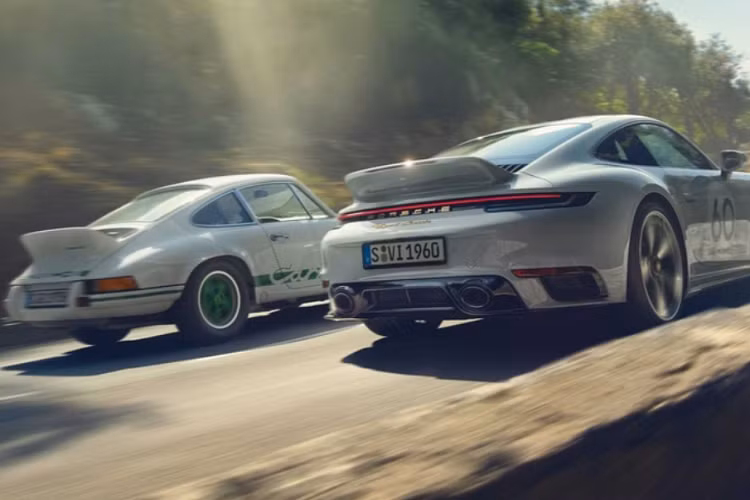 Về thiết kế, Porsche 911 Sport Classic 2023 sở hữu phần thân rộng với các vòm bánh xe loe và cánh gió đuôi vịt phía sau lấy cảm hứng từ chiếc 911 Carrera RS của những năm 1970. Trong khi đó, phần mái bong bóng kép làm từ nhựa gia cố sợi carbon lại gợi nhớ đến chiếc Sport Classic thời 997.