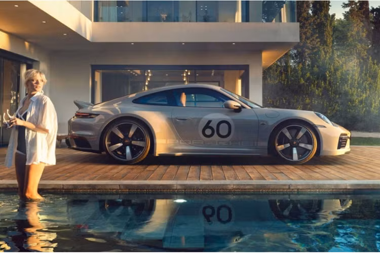 Để phù hợp với không gian này, chiếc xe được trang bị đồng hồ analog cổ điện. Xe có logo Porsche và Porsche Exclusive Manufaktur trên khắp các cửa kính.