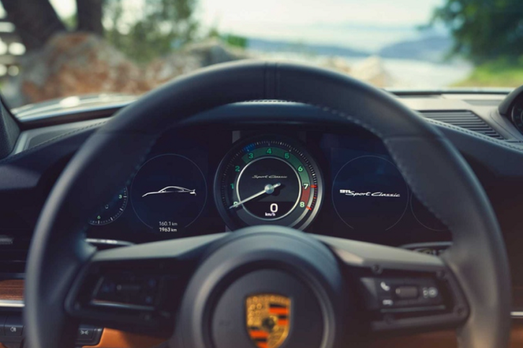 Cánh lướt gió phía trước cố định, đèn pha LED-Matrix màu đen và sọc kép kéo dài từ nắp ca-pô ra phía đuôi là những điểm độc quyền của Sport Classic. Khách hàng có thể chọn bất kỳ số nào từ 1 đến 99 để dán trên cửa hoặc có thể yêu cầu loại bỏ chi tiết này.