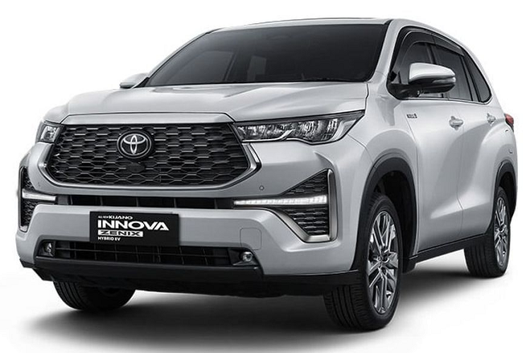 Ở phiên bản Toyota Innova Q HV cao cấp nhất có thiết kế ấn tượng, cùng nhiều trang bị đặc biệt hơn. Cũng giống như các phiên bản tiêu chuẩn, xe sở hữu số đo 3 vòng dài x rộng x cao lần lượt là 4.755 x 1.850 x 1.795 mm, chiều dài cơ sở 2.850 mm và chiều cao gầm 185 mm.