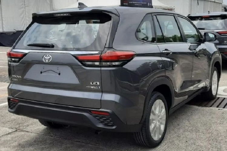 Nằm dưới lưới tản nhiệt là khe gió hẹp với hốc hình tứ giác khá lớn ở hai bên, trang trí bằng nẹp màu bạc. Ở bản cao cấp, sẽ có thêm dải đèn LED định vị ban ngày nằm ngang mới và 2 đèn sương mù nhỏ nằm hai bên hốc gió trung tâm. Toyota Innova Zenix bản Q HV sẽ được trang bị lazang 18 inch.