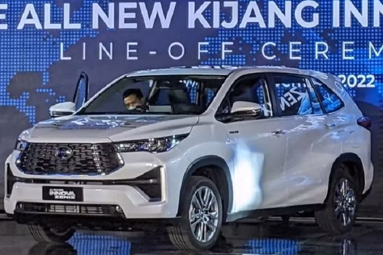 Mẫu xe MPV Toyota Innova Zenix được phân phối với 5 phiên bản. Ở bản máy thấp nhất, giá của Toyota Innova 2023 dao động từ 419 - 467 triệu Rupiah (khoảng 662 - 738 triệu đồng). Với phiên bản hybrid cao cấp giá xe dao động từ 458 - 611 triệu Rupiah (723 - 965 triệu đồng).