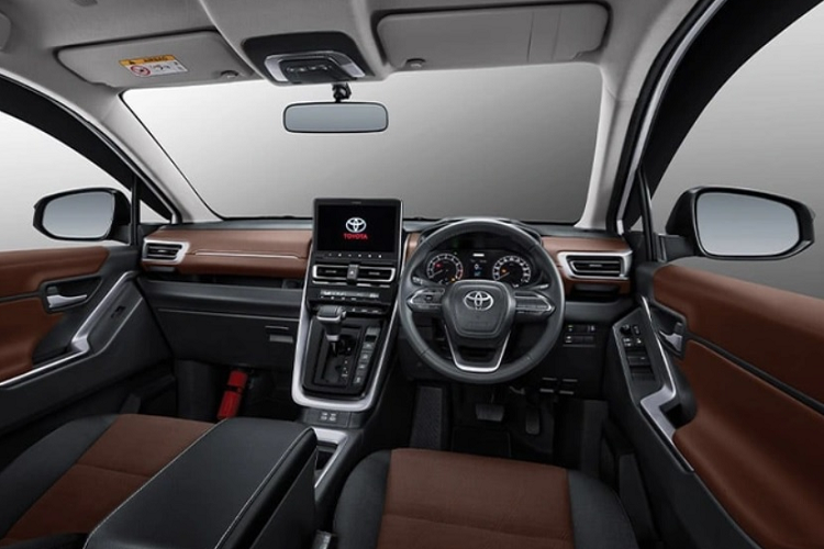 Về nội thất, ở thế hệ thứ 7 này, Toyota Innova 2023 dường như được lột xác hoàn toàn, thiết kế trẻ trung, hiện đại hơn. Phiên bản cao cấp sẽ có có nội thất 6 chỗ ngồi với 2 ghế thương gia ở giữa đi kèm bệ đỡ bắp chân, ghế và vô lăng bọc da.