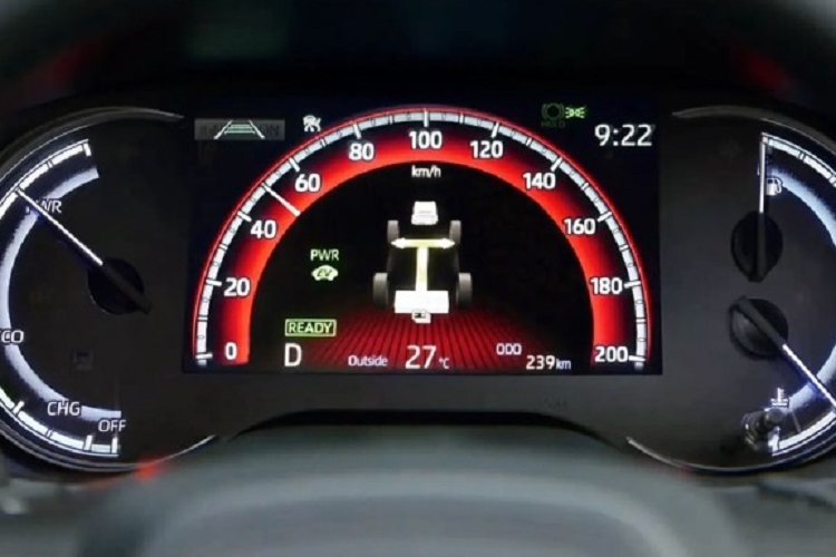 Xe trang bị màn hình giải trí trung tâm 10,25 inch tích hợp hiển thị hình ảnh camera 360 độ. Hốc gió điều hòa xuất hiện ở cả 3 hàng ghế. Bảng đồng hồ trước mặt người lái là loại 7 inch nhưng chỉ có trên bản Hybrid.