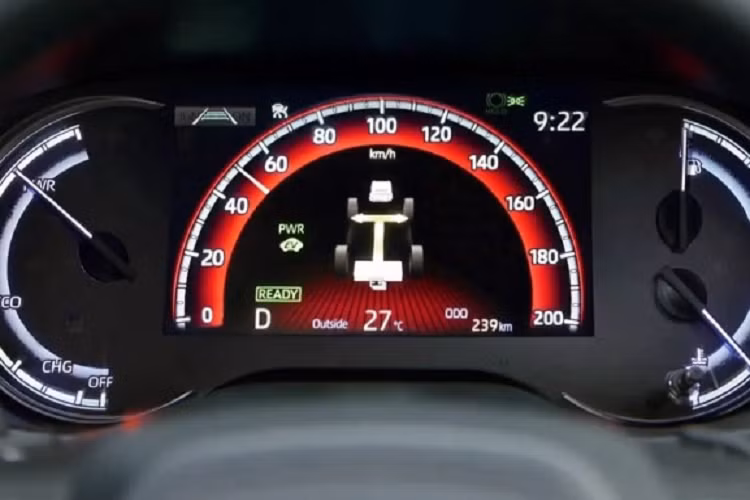 Xe trang bị màn hình giải trí trung tâm 10,25 inch tích hợp hiển thị hình ảnh camera 360 độ. Hốc gió điều hòa xuất hiện ở cả 3 hàng ghế. Bảng đồng hồ trước mặt người lái là loại 7 inch nhưng chỉ có trên bản Hybrid.