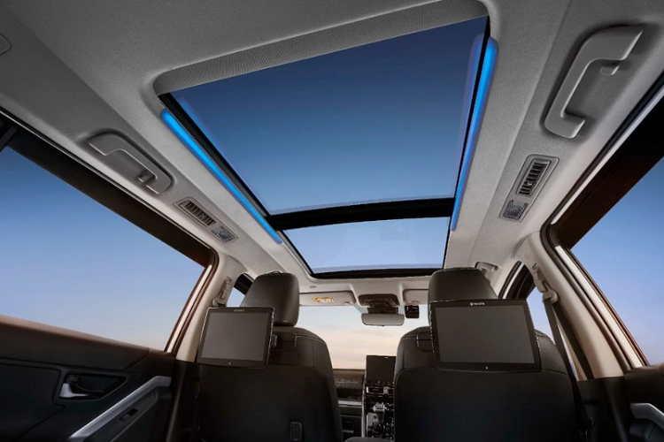 Bản này cũng có cửa sổ trời toàn cảnh Panorama, đèn viền LED trên trần, sạc điện thoại thông minh không dây, lẫy chuyển số sau vô lăng cũng như tính năng ra lệnh bằng giọng nói.