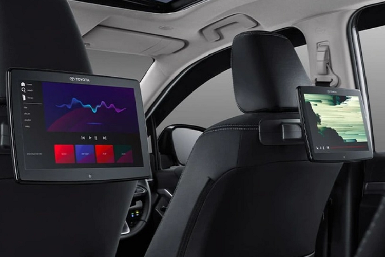 Ngoài ra, xe còn được trang bị 2 màn hình giải trí 10 inch nằm trên lưng ghế trước. Bên dưới khoang hành lý xe được công bố có ngăn để đồ đa dụng. Toyota Innova 2023 được phát triển dựa trên cơ sở gầm bệ Toyota New Global Architecture (TNGA) mới thay vì khung gầm hình thang như trước.