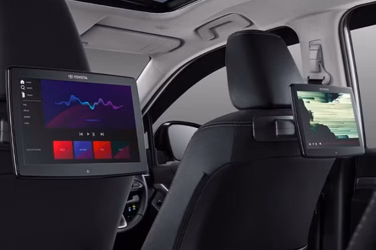 Ngoài ra, xe còn được trang bị 2 màn hình giải trí 10 inch nằm trên lưng ghế trước. Bên dưới khoang hành lý xe được công bố có ngăn để đồ đa dụng. Toyota Innova 2023 được phát triển dựa trên cơ sở gầm bệ Toyota New Global Architecture (TNGA) mới thay vì khung gầm hình thang như trước.
