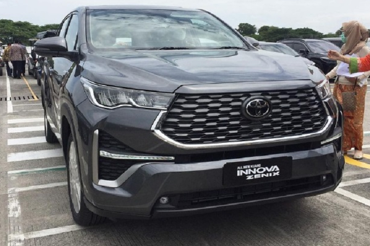 Ở thế hệ thứ 7, Innova gây ấn tượng với vẻ ngoài được thay đổi hoàn toàn, thiết kế có phần giống một chiếc SUV hơn. Xe được trang bị lưới tản nhiệt hình lục giác thẳng đứng và đi kèm mắt lưới hình tổ ong có viền mạ crôm, nối liền với cụm đèn pha nằm ngang ở hai bên được thiết kế khá góc cạnh.