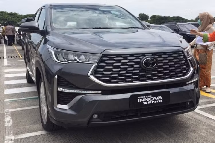 Ở thế hệ thứ 7, Innova gây ấn tượng với vẻ ngoài được thay đổi hoàn toàn, thiết kế có phần giống một chiếc SUV hơn. Xe được trang bị lưới tản nhiệt hình lục giác thẳng đứng và đi kèm mắt lưới hình tổ ong có viền mạ crôm, nối liền với cụm đèn pha nằm ngang ở hai bên được thiết kế khá góc cạnh.