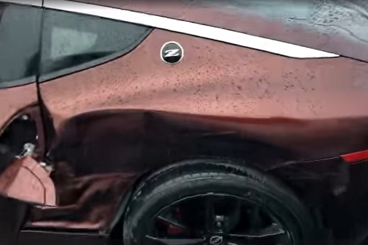 Qua đoạn video được đăng lên mạng, có thể thấy chiếc Nissan Z 2023 bị bẹp dúm sườn xe bên trái và gãy cả trục trước trong khi nắp ca-pô bật lên. Bên trong chiếc ô tô này, túi khí rèm đã bung ra, phủ kín cửa sổ.