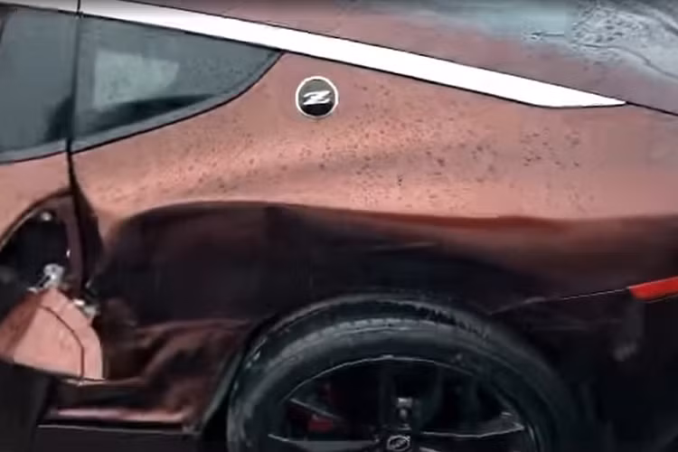 Qua đoạn video được đăng lên mạng, có thể thấy chiếc Nissan Z 2023 bị bẹp dúm sườn xe bên trái và gãy cả trục trước trong khi nắp ca-pô bật lên. Bên trong chiếc ô tô này, túi khí rèm đã bung ra, phủ kín cửa sổ.