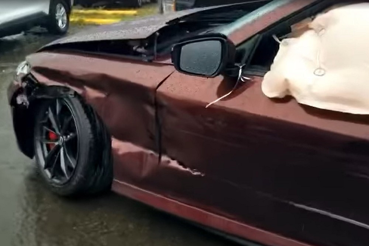 Hậu quả là chiếc xe Nissan Z 2023 mới toanh đã va chạm với chiếc xe bán tải Ram 2500 đang nằm trong bãi đỗ. Rất may, không có thương vong về người trong vụ tai nạn này. Tuy nhiên, chiếc Nissan Z 2023 đã bị hư hỏng khá nặng.