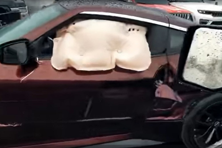 Việc điều khiển chiếc Nissan Z 2023 trong điều kiện trời mưa, đường trơn trượt rõ ràng là không dễ. Chiếc xe bị tai nạn được trang bị cùm phanh màu đỏ, chứng tỏ thuộc bản Performance. Do đó, xe sở hữu công suất tối đa lên đến 400 mã lực và mô-men xoắn cực đại 475 Nm.