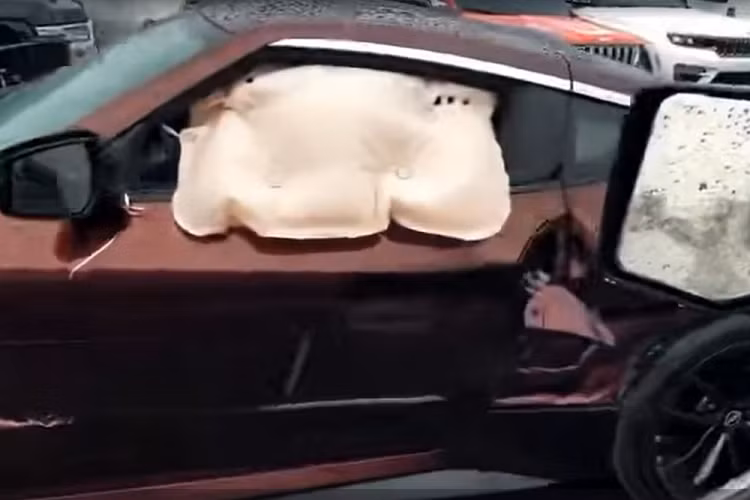 Việc điều khiển chiếc Nissan Z 2023 trong điều kiện trời mưa, đường trơn trượt rõ ràng là không dễ. Chiếc xe bị tai nạn được trang bị cùm phanh màu đỏ, chứng tỏ thuộc bản Performance. Do đó, xe sở hữu công suất tối đa lên đến 400 mã lực và mô-men xoắn cực đại 475 Nm.