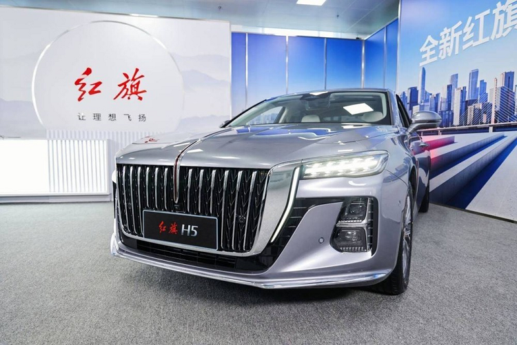 Đúng như thông tin từ trước đó, Hồng Kỳ H5 2022 mới sở hữu kích thước khá lớn, bao gồm 4.988 mm, chiều rộng 1.875 mm, chiều cao 1.470 mm và chiều dài cơ sở 2.920 mm. Với kích thước này, xe được định vị trong phân khúc sedan cỡ trung và cỡ lớn.