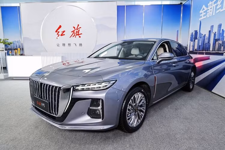 Ngày 31/5/2022, hãng Hồng Kỳ (Hongqi) đã chính thức giới thiệu thế hệ mới của dòng xe H5 ở thị trường Trung Quốc. Đồng thời, thương hiệu Trung Quốc này cũng công bố giá xe Hồng Kỳ H5 2022 tạm tính là 170.000 Nhân dân tệ (khoảng 595 triệu đồng). So với giá khởi điểm 145.800 Nhân dân tệ (510 triệu đồng) của thế hệ cũ, mẫu sedan này đắt hơn đáng kể.