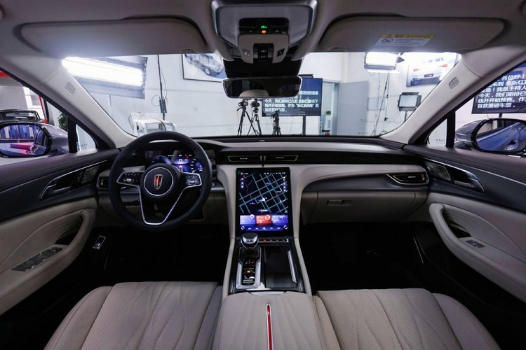 Phía sau chắn bùn trước còn có chi tiết trang trí màu đỏ giống những mẫu xe Hồng Kỳ đời mới khác.Nhìn chung, thiết kế sườn xe của Hồng Kỳ H5 2022 khá đơn giản với đường dập gân chạy từ đèn pha đến đèn hậu. Tuy nhiên, bộ vành hợp kim đa chấu của xe lại có thiết kế tương đối rối mắt.