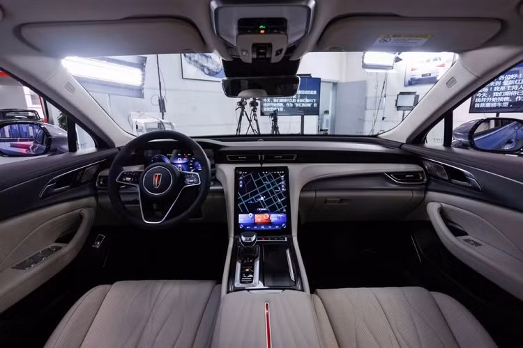 Phía sau chắn bùn trước còn có chi tiết trang trí màu đỏ giống những mẫu xe Hồng Kỳ đời mới khác.Nhìn chung, thiết kế sườn xe của Hồng Kỳ H5 2022 khá đơn giản với đường dập gân chạy từ đèn pha đến đèn hậu. Tuy nhiên, bộ vành hợp kim đa chấu của xe lại có thiết kế tương đối rối mắt.