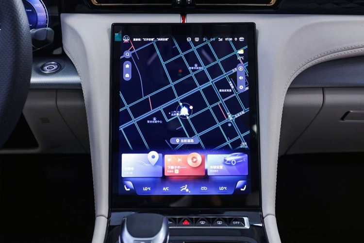 Đằng sau Hồng Kỳ H5 2022 xuất hiện cụm đèn hậu nằm dọc và nối liền với nhau, lấy cảm hứng từ Thiên An Môn giống H9. Cuối cùng là cánh gió nhỏ tích hợp trên nắp cốp sau và 2 đầu ống xả giả được bao quanh bằng nẹp mạ crôm. Trái ngược với ngoại thất, nội thất của Hồng Kỳ H5 mới có thiết kế không giống đàn anh H9.