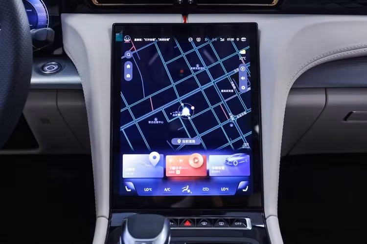 Đằng sau Hồng Kỳ H5 2022 xuất hiện cụm đèn hậu nằm dọc và nối liền với nhau, lấy cảm hứng từ Thiên An Môn giống H9. Cuối cùng là cánh gió nhỏ tích hợp trên nắp cốp sau và 2 đầu ống xả giả được bao quanh bằng nẹp mạ crôm. Trái ngược với ngoại thất, nội thất của Hồng Kỳ H5 mới có thiết kế không giống đàn anh H9.