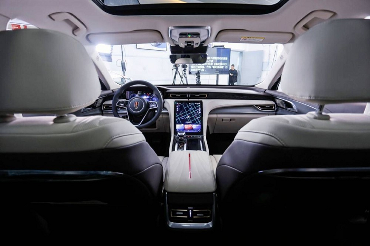 Đằng sau vô lăng của xe là bảng đồng hồ kỹ thuật số với màn hình LCD. Ngoài ra, Hồng Kỳ H5 2022 còn có cần số nhỏ gọn, phanh tay điện tử, tính năng tự động giữ phanh tạm thời và sạc điện thoại thông minh không dây