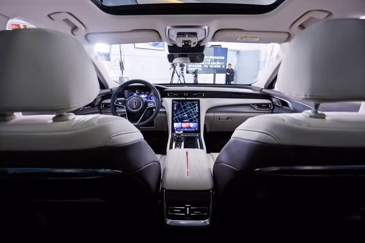 Đằng sau vô lăng của xe là bảng đồng hồ kỹ thuật số với màn hình LCD. Ngoài ra, Hồng Kỳ H5 2022 còn có cần số nhỏ gọn, phanh tay điện tử, tính năng tự động giữ phanh tạm thời và sạc điện thoại thông minh không dây