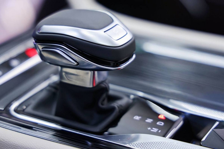 Bên trong mẫu sedan hạng D này là không gian nội thất tạo cảm giác sang trọng và công nghệ cao. Có được điều đó là nhờ chất liệu da 2 màu và màn hình thông tin giải trí nằm dọc khá lớn, nối liền với cụm điều khiển trung tâm.