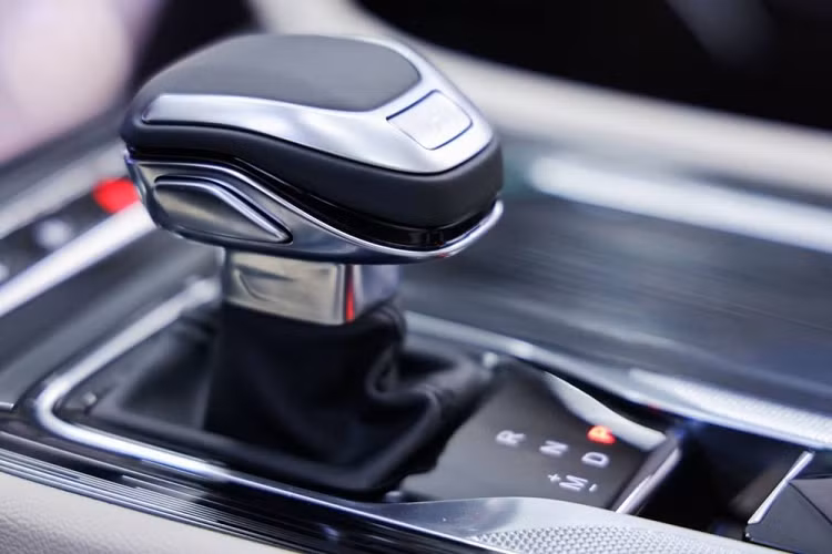 Bên trong mẫu sedan hạng D này là không gian nội thất tạo cảm giác sang trọng và công nghệ cao. Có được điều đó là nhờ chất liệu da 2 màu và màn hình thông tin giải trí nằm dọc khá lớn, nối liền với cụm điều khiển trung tâm.