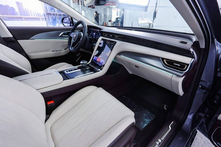 Chưa hết, Hồng Kỳ H5 2022 còn được trang bị hốc gió trung tâm khá hẹp và khe gió nằm ở hai bên lưới tản nhiệt. Đó là chưa kể đến cánh lướt gió trước với nẹp mạ crôm kéo dài đến chắn bùn. Cũng như đầu xe, bên sườn xe của mẫu sedan này cũng có nhiều chi tiết mạ crôm như viền cửa sổ hay nẹp dưới cửa. 