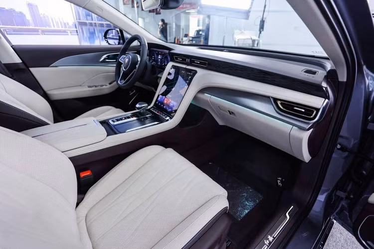 Chưa hết, Hồng Kỳ H5 2022 còn được trang bị hốc gió trung tâm khá hẹp và khe gió nằm ở hai bên lưới tản nhiệt. Đó là chưa kể đến cánh lướt gió trước với nẹp mạ crôm kéo dài đến chắn bùn. Cũng như đầu xe, bên sườn xe của mẫu sedan này cũng có nhiều chi tiết mạ crôm như viền cửa sổ hay nẹp dưới cửa. 