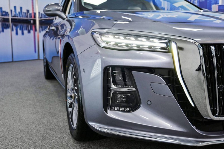 Bước sang thế hệ mới, H5 được áp dụng ngôn ngữ thiết kế hiện tại của thương hiệu Hồng Kỳ. Đồng thời, mẫu xe này có thiết kế như phiên bản thu nhỏ của người anh em Hồng Kỳ H9. Tương tự Hồng Kỳ H9 hiện đang bán chính hãng tại Việt Nam, H5 thế hệ mới cũng được trang bị lưới tản nhiệt cỡ lớn trên đầu xe. Lưới tản nhiệt này đi kèm những nan mạ crôm nằm dọc, gợi liên tưởng đến hình ảnh thác nước.