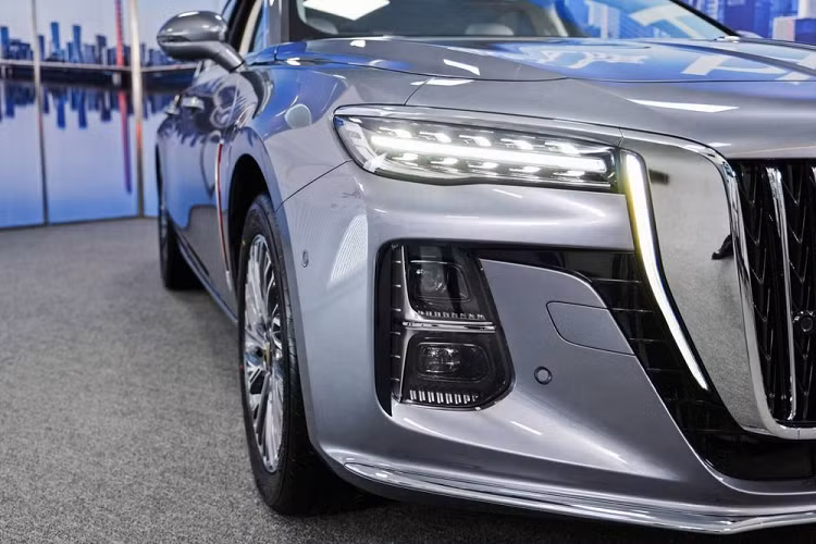 Bước sang thế hệ mới, H5 được áp dụng ngôn ngữ thiết kế hiện tại của thương hiệu Hồng Kỳ. Đồng thời, mẫu xe này có thiết kế như phiên bản thu nhỏ của người anh em Hồng Kỳ H9. Tương tự Hồng Kỳ H9 hiện đang bán chính hãng tại Việt Nam, H5 thế hệ mới cũng được trang bị lưới tản nhiệt cỡ lớn trên đầu xe. Lưới tản nhiệt này đi kèm những nan mạ crôm nằm dọc, gợi liên tưởng đến hình ảnh thác nước.