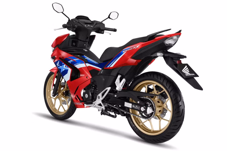 Tiếp tục được trang bị như phiên bản Đặc biệt và Thể thao trước đó, phiên bản thể thao Winner X mới vẫn trang bị cổng sạc USB loại A có nắp chống nước hỗ trợ người lái, đặc biệt trên những đoạn đường xa. Mặt đồng hồ kỹ thuật số dạng âm bản hiện đại nhỏ gọn mang lại tầm nhìn xuất sắc trong mọi điều kiện ánh sáng.