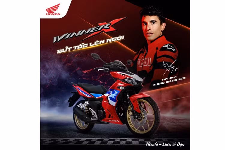 Honda Winer X 2022 nâng cấp mới có thiết kế màu và tem lấy cảm hứng từ mẫu CBR1000RR-R phiên bản 2022 với phần thân xe phối nền đỏ và tem màu xanh - trắng. Vành xe được chuyển từ màu đen sang màu vàng đồng.