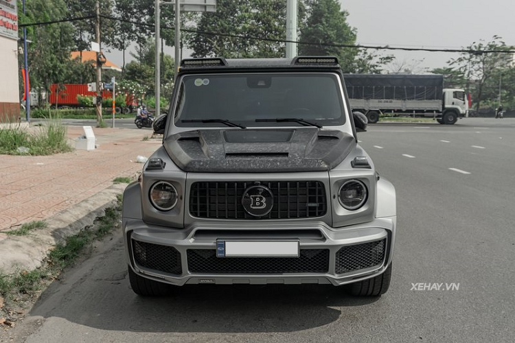 Đáng chú ý, nắp ốp bánh dự phòng trên chiếc Mercedes-AMG G63 hàng hiếm này còn có hình bát giác khác hẳn với nắp hình tròn mà chúng ta thường thấy. Xe không có cánh gió cỡ lớn ở nóc xe như các bản độ G800 khác.